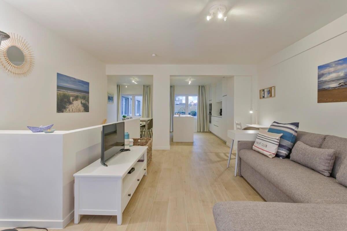 Huswell - Stunning Apartment At The Beachfront Of De Haan Esterno foto
