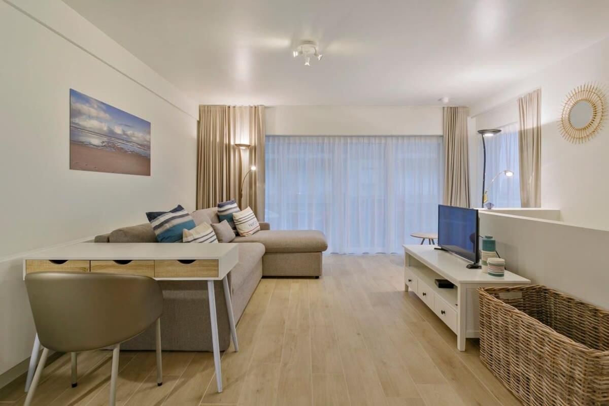 Huswell - Stunning Apartment At The Beachfront Of De Haan Esterno foto